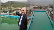 Inmigrante kosovar construyó una piscina en un cerro de VMT: fue un regalo para su esposa e hijos