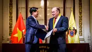 Alcalde Rafael López Aliaga se olvida que criticó al comunismo y condecora al presidente socialista de Vietnam