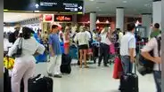 Pasajeros en EE. UU. denuncian ‘prácticas abusivas e ilegales’ en aeropuerto de Miami que los afecta económicamente