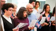 La vestimenta clave para lucir impecable en el juramento de ciudadanía americana en 2024, según USCIS