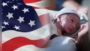 Buenas noticias para familias inmigrantes: los 3 derechos que se le otorga a un niño que nace en Estados Unidos