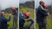 Novia rompe en llanto tras propuesta de matrimonio en Machu Picchu: "Con la bendición de los apus"