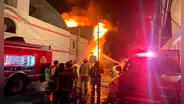Fuerte incendio en San Martín de Porres consume depósito de pinturas: vecinos reclaman por aire tóxico