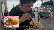Coreano prueba comida callejera peruana y queda sorprendido con la papa rellena: "Me encantó"