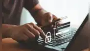 Atención, inmigrante en USA: los 4 pasos que debes hacer si el banco bloquea tu cuenta por tu estatus migratorio