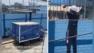 Padre sube a un camión para alentar a su hija porque colegio prohibió el ingreso: "Todo por los hijos"