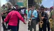 Orquesta musical realizó show en plena carretera para cruzar vía bloqueada: “Todo sea por pasar”