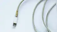 ¿El cable de tu teléfono se puso amarillo? Estas son las causas y cómo debes limpiarlo correctamente