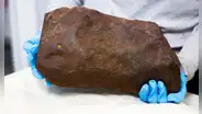 Hombre guarda una piedra de 17 kilos durante años convencido que era oro pero descubren que era algo más valioso