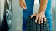 ¿Tienes una emergencia y no sabes cómo cambiar la llanta de tu auto? Aprende cómo hacerlo por ti mismo