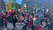 Activistas en Texas desafían deportaciones de Trump y plan de Greg Abbott para trasladar inmigrantes al ICE