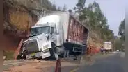 Tráiler cargado de cerveza se despista en la Carretera Central: unidad impactó contra cerro