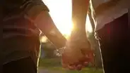 Joven busca novia en las calles y causa sensación en redes: "Vivo solo y hablo 6 idiomas"