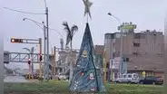 Árbol navideño en Comas se viraliza en TikTok y usuarios bromean: "Es ecológico"