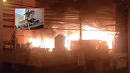 Ocho unidades de bomberos controlan incendio que consumió una vivienda prefabricada en San Borja