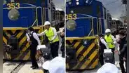 ¡Increíble! Trabajadora de tren en Cusco se salva de sufrir accidente y clip es viral: "Por segundos"