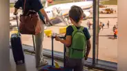 Menores de Perú podrán viajar al extranjero con la autorización de un solo padre, según nueva ley en el Congreso