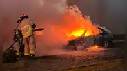 Auto se incendia en Miraflores y provoca cierre de la bajada Balta: unidades de los bomberos atienden siniestro