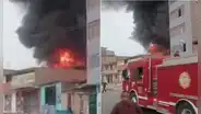 Incendio de grandes magnitudes consume vivienda en Villa María del Triunfo: 12 unidades de bomberos atienden emergencia