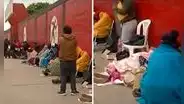 Madres acampan 3 días con lluvia para matrícula 2025 en SJM, pero trámite es virtual: "Nada nos acredita una vacante"