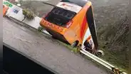 Vehículo de Móvil Bus queda al borde de abismo en Chanchamayo: cerca de 50 pasajeros salvan de morir