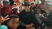 Daddy Yankee celebra Navidad con niños de su fundación en medio de conflicto legal con su aún esposa Mireddys González
