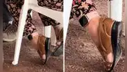 Mujer usa su smartwatch en el pie y usuarios cuestionan: “¿Así cuenta mejor los pasos?”