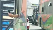 Captan a chofer usando pequeño espejo como retrovisor y afirman: “Es un bus moderno”
