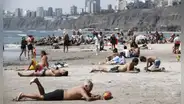 Este distrito de Lima sur ofrecerá sombrillas gratuitas en 2025, pero bañistas afirman que no hay suficientes para verano
