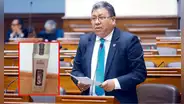 Congresista Jorge Flores Ancachi regala botellas de vino con su rostro por Navidad