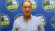 Jugador de lotería de Nueva York gana US$1.000 al día de por vida y elige recibirlo en un pago único