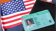 Cambios en la Green Card 2025: los inmigrantes que podrían perder la residencia por orden de Trump en EEUU