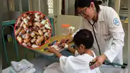 Niño de 3 años salva de morir luego de atorarse comiendo cancha en El Agustino: menor fue internado en UCI