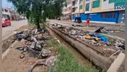 Acumulación de basura desborda acequia en Chiclayo: varias calles quedaron inundadas