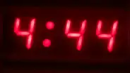 ¿Qué significa ver la hora espejo 4:44 en el reloj?