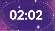 ¿Qué significa ver la hora espejo 02:02 en el reloj?