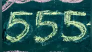 ¿Qué significa ver la hora espejo 5:55 en el reloj?