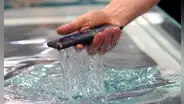 Mi celular se cayó al agua, ¿qué debo hacer para intentar rescatarlo?
