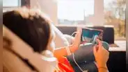 ¿Por qué no deberías ver videos de TikTok o YouTube cuando tu smartphone está cargando?