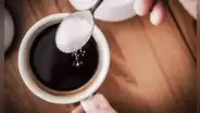 Científicos descubren que el consumo de café reduce el riesgo de demencia pero el azúcar sería un problema
