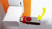 ¿Qué sucede si conectas una memoria USB al cargador del smartphone y lo enchufas a la corriente?