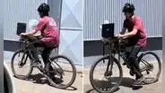 Joven convierte su bicicleta en oficina móvil y sorprende con su insólita modalidad de teletrabajo