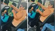 Mujer peruana aprovecha el tráfico para ir preparando su almuerzo y es viral: "El tiempo vale oro"