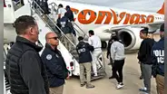 Estados Unidos reanuda deportaciones a Venezuela y desata indignación con fotos de migrantes encadenados