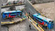 Accidente en Chancay: impactantes imágenes del puente colapsado que volcó un bus interprovincial al río