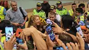Shakira enloquece a sus fans en Lima: así fue su llegada al aeropuerto antes del concierto