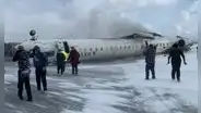 Un avión de Delta Airlines se estrella al aterrizar en Toronto y acaba boca arriba sobre la pista cubierta de hielo
