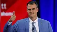 Buenas noticias para estudiantes inmigrantes en Oklahoma: Kevin Stitt frena plan para exigir prueba de ciudadanía en escuelas