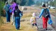DHS insta a inmigrantes a irse de EE. UU. antes que Trump los deporte: "Si te vas ahora podrías tener la oportunidad de regresar"
