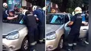 Registran en video el desesperado rescate de una bebe encerrada en un carro: madre se olvidó las llaves dentro